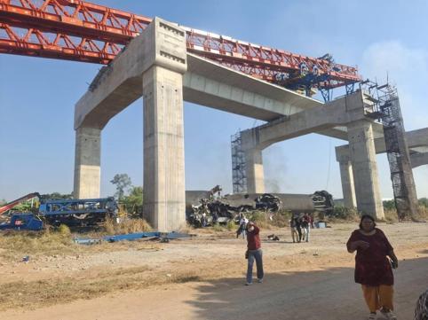 Taylandda vinç trenin üzerine düştü: 22 ölü