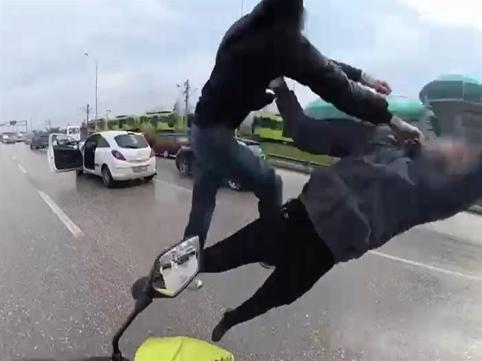 Trafikte tekme- yumruk kavga eden sürücülerin ehliyetlerine el konuldu