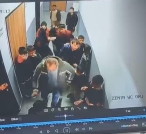 Çocuğuna kar topu atan öğrenciyi darbetti