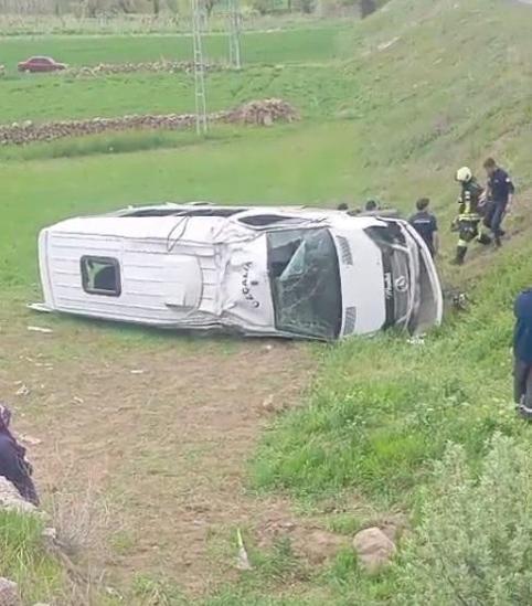 Kayseride öğrencileri taşıyan minibüs devrildi; 16 yaralı