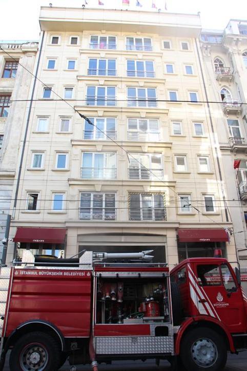 İstiklal Caddesinde 8 katlı iş merkezinde yangın