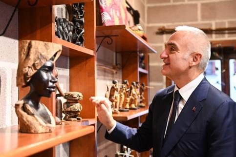 Bakan Ersoy, Afrika Kültür Evini ziyaret etti