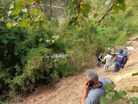 Fındık işçilerini taşıyan minibüs uçuruma devrildi: 5i çocuk 15 yaralı