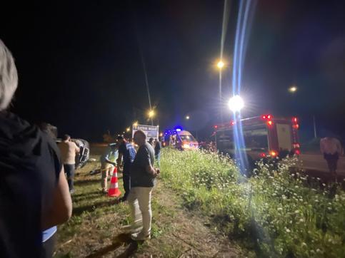 Minibüs tarlaya savrulup, devrildi: 1 ölü, 1 yaralı