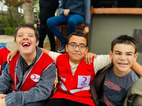 Özel gereksinimli öğrenciler Gazze için denize kağıttan kayıklar bıraktı