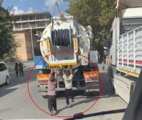 Çocukların vidanjör arkasındaki tehlikeli yolculuğu kamerada