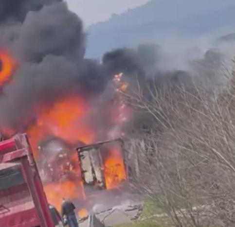 Çatalcada TIR yangını; Kuzey Marmara Otoyolu trafiğe kapandı