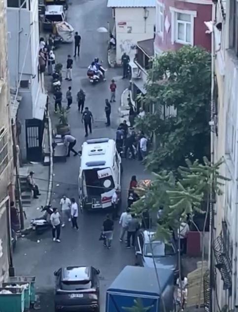 Beyoğlunda berbere Demiri ve çekirdeği hazırla mesajı gönderip, husumetlisine silahlı saldırı düzenledi