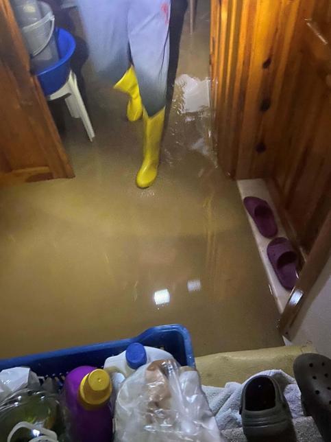 İzmir Foçada sağanak; dereler taştı, denizin rengi değişti