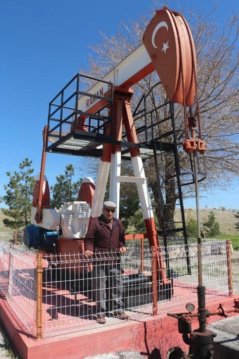 Baba ve oğlunun emekli olduğu petrol kuyusu 75 yıldır üretimde