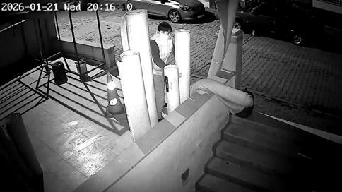 Avcılarda halı hırsızlığı kamerada