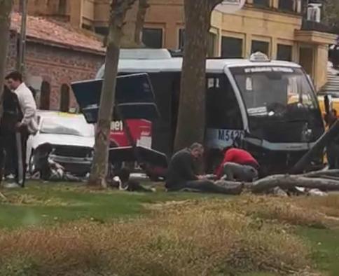 Beyoğlunda dolmuş bariyerlere çarptı: 5 yaralı