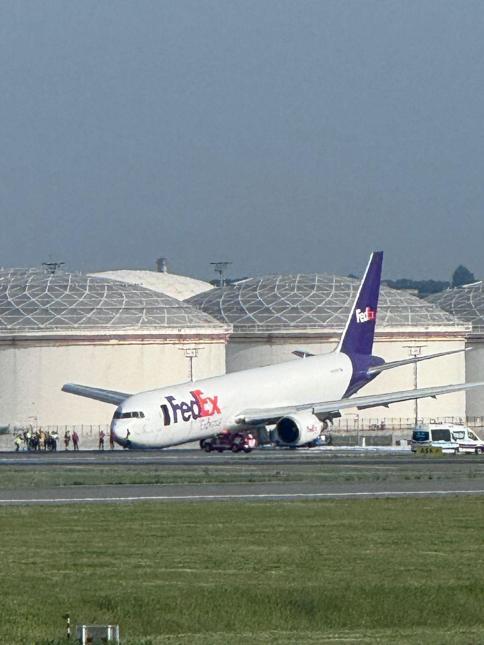 İstanbul Havalimanında uçak gövde üstü indi