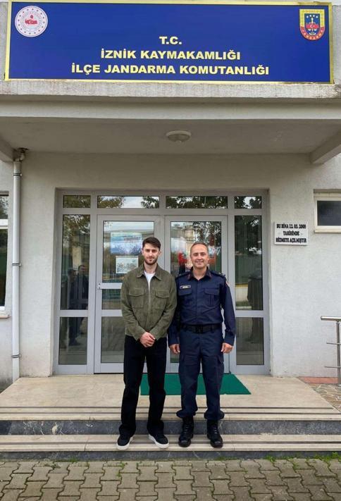 Milli futbolcu, memleketi İznikte kendi pizzasını hazırlayıp, pişirdi