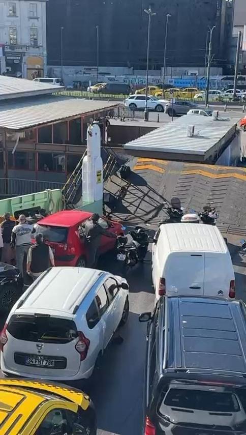 Sirkecide feribot iskeleye çarptı