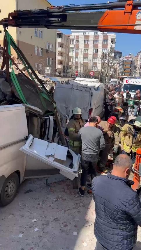 Güngörende binanın araçların üzerine çökme anı kamerada