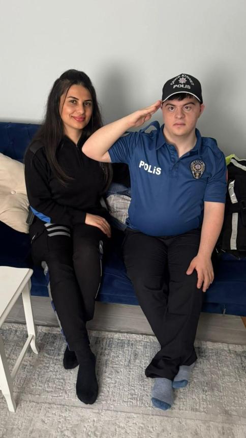 Çekmeköy’de Down sendromlu Melik’e polislerden sürpriz doğum günü