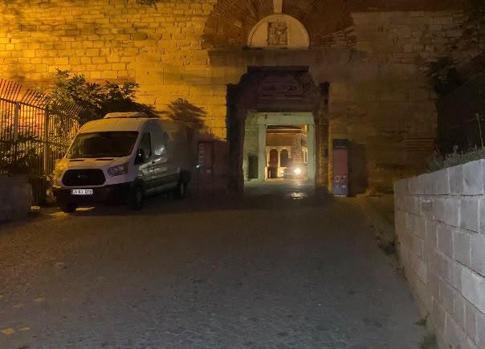 Fatih’te surlarda erkek cesedi bulundu