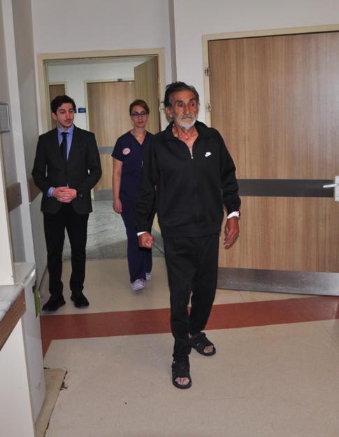 Cebinde taşıdığı iple ayağını kaldırıyordu, ameliyattan bir gün sonra yürüdü
