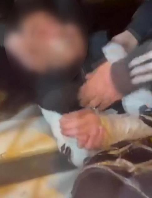 Fatihte akran zorbalığı; koli bandını doğum günü kutlayacağız diyerek marketten almışlar