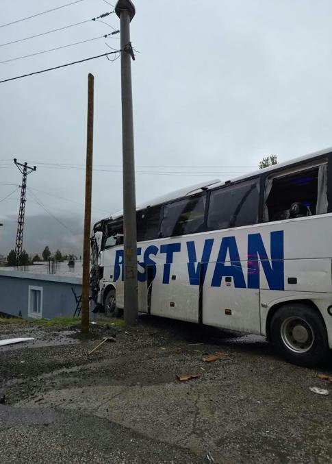 Yolcu otobüsü ile TIR çarpıştı; 1 ölü, 14 yaralı