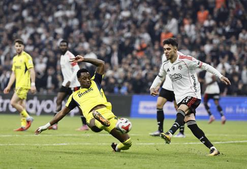 Fenerbahçe - Beşiktaş derbisine takımlar önemli oyuncularından yoksun şekilde çıkacak