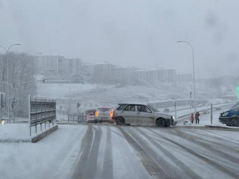 Sakarya’da kar yağışı ulaşımı olumsuz etkiledi