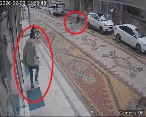 Esnafın, çocuğu, sokak köpeğinin saldırısından kurtardığı anlar kamerada