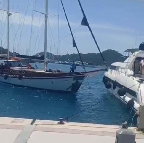 Fethiyede guletin lüks motoryata çarptığı kaza kamerada