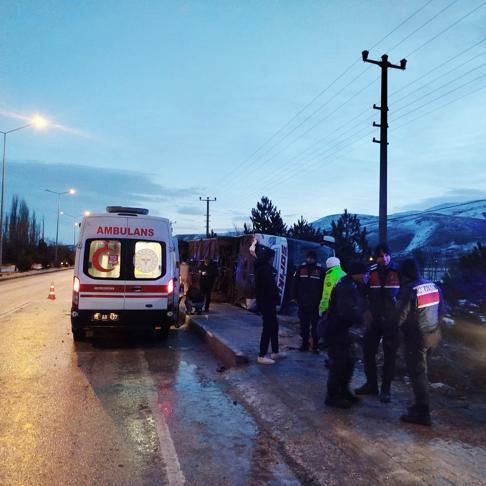 Burdurda yolcu otobüsü devrildi: 12 yaralı