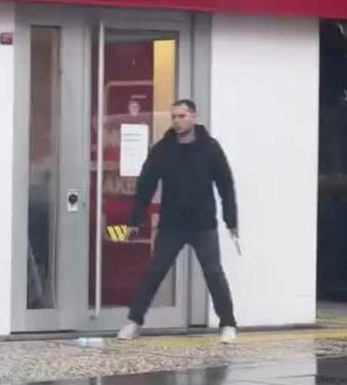 Beşiktaş’ta silahlı saldırganın bankayı bastığı anlar güvenlik kamerasında: Tutuklandı
