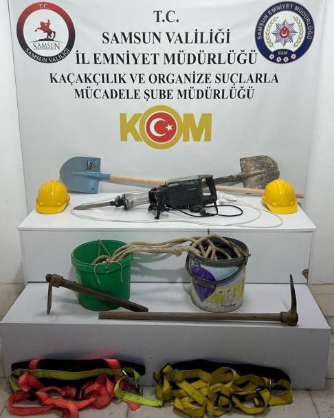 Rüyasında define görüp oturduğu evde kaçak kazı yapan anne ile oğluna gözaltı