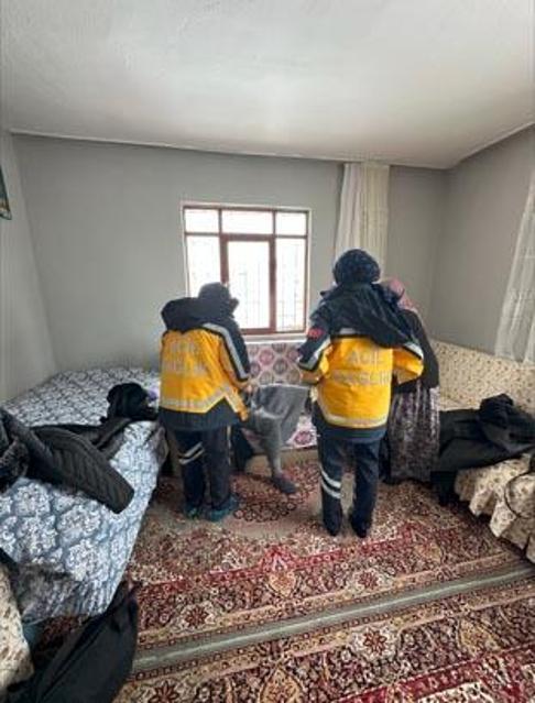 Yolu kapanan köyde ayağı kırılan kadın, paletli ambulansla hastaneye ulaştırıldı