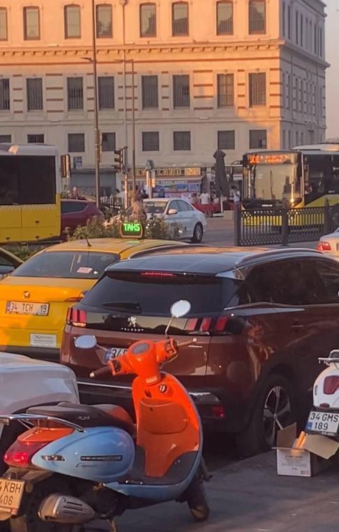 Eminönü’nde tartıştığı kişiyi silahla kovalayan şüpheliyi trafik polisleri etkisiz hale getirdi