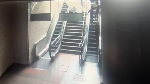 Maltepe metro istasyonunda reklam panosunun kadının üzerine düşmesi kamerada