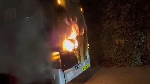 Beşiktaşta metrobüsün motor kısmı alev alev yandı; 60 yolcu tahliye edildi