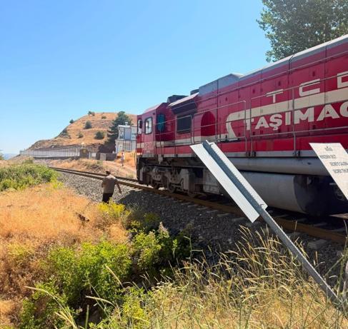 Yolcu treni hemzemin geçitte otomobile çarptı; kaza kamerada