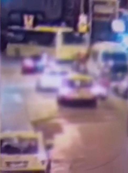 Bahçelievlerde alev alınca balkondan atılan tüp sürücünün kafasına düştü