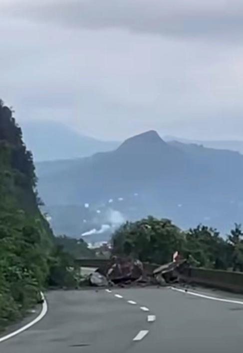 Artvinde heyelan; kapanan Karadeniz Sahil Yolu ulaşıma açıldı