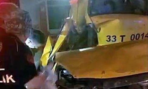 Taksi, ağaçlara ve elektrik direğine çarptı: 2 ölü