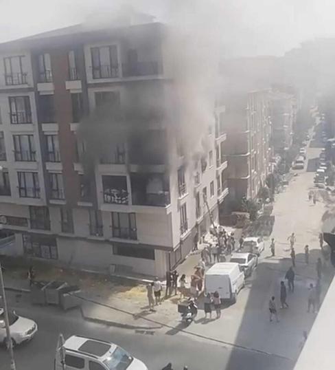 Avcılarda 5 katlı binada yangın: 2 kişi pencereden atladı; 1i ağır 3 yaralı