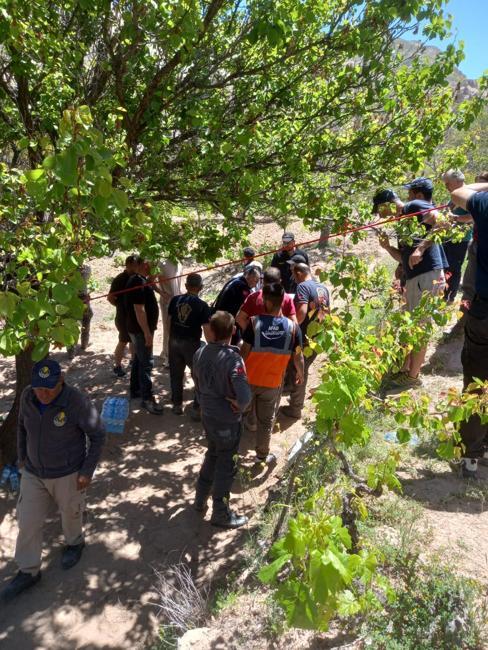 Kapadokyada sıcak hava balonu, kayalıklara zorunlu iniş yaptı