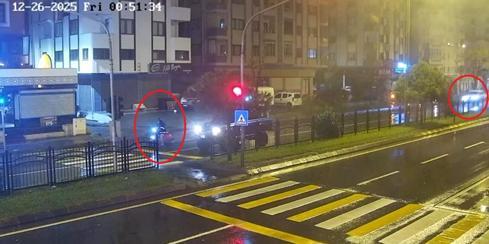 Ehliyetsiz sürücünün kullandığı otomobilin motosiklete çarptığı kaza kamerada; 1 ölü