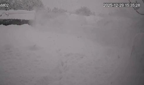 Üzerinde kar biriken seranın çökme anı kamerada