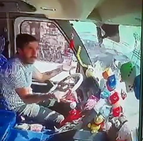 ‘Ben içindeki candan sorumluyum’ dedikten saniyeler sonra minibüsüyle yayaya çarptı