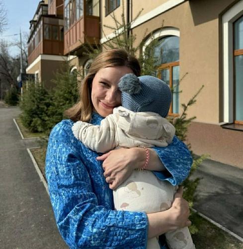 Kuşadasına sığınan Ukraynalı savaş mağduru anne ve kızı, yeni yıldan barış diledi