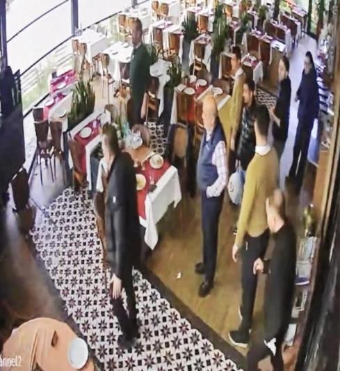 Esenyurtta müzisyen Cahit Berkayın kullandığı otomobil restorana girdi