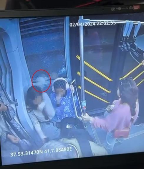 Batmandaki olaylar sırasında belediye otobüsüne taşlı saldırı kamerada
