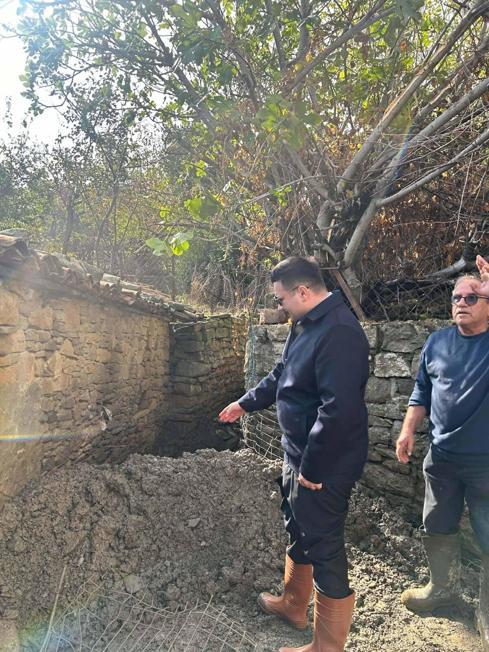Gökçeadada sağanak su baskınlarına yol açtı; heyelan nedeniyle yol kapandı