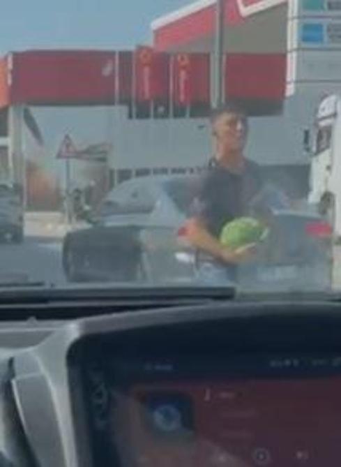 Kırmızı ışıkta duran kamyondan karpuz çaldı; o anlar kamerada